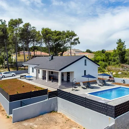 House Radovic With Pool * 维尔