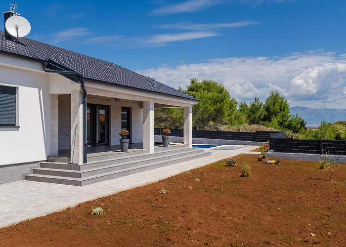 House Radovic With Pool Apartamento
