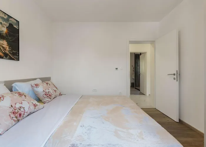 House Radovic With Pool Apartamento