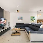 House Radovic With Pool 비르