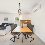 House Radovic With Pool Apartamento