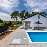 아파트 House Radovic With Pool *