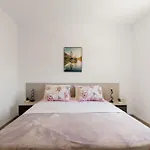 House Radovic With Pool Apartamento