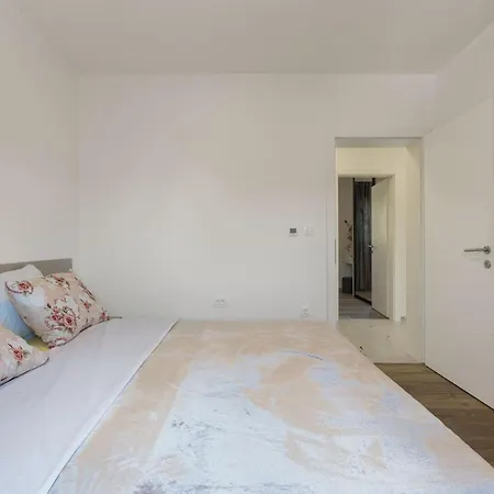 House Radovic With Pool Apartmán